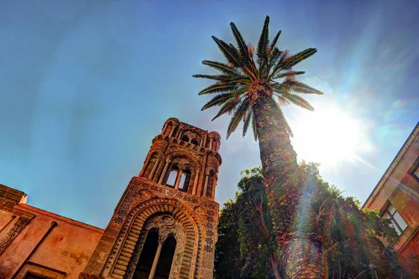 Campanario de la iglesia Martorana con palmeras, Palermo. Sicilia . —  Fotos de Stock