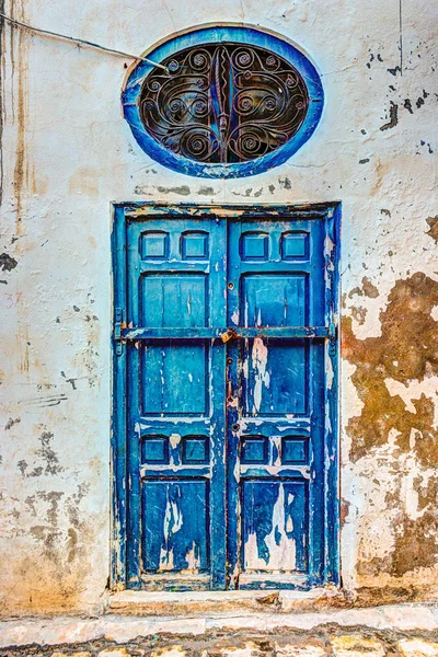 Puerta pintada tradicional antigua en un barrio histórico o medina, Túnez . — Foto de Stock