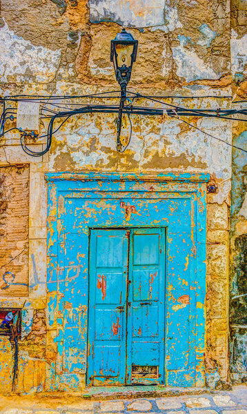 Традиционная старинная расписная дверь в историческом районе или Медине, Тунис
.