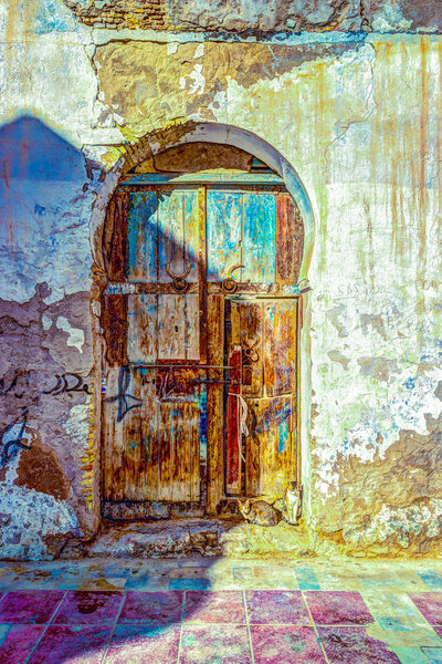 Традиционная старинная расписная дверь в историческом районе или Медине, Тунис
.