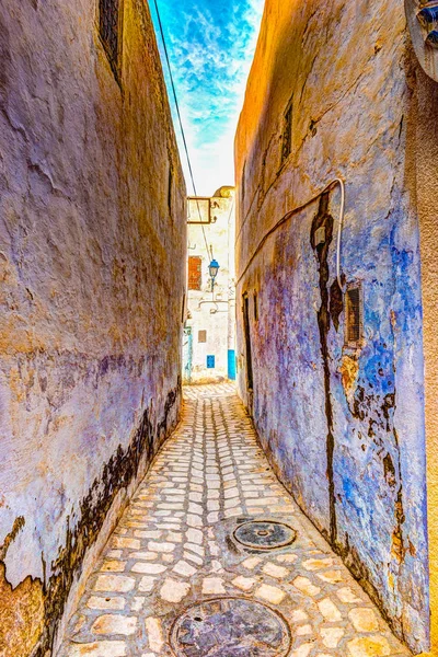 Porta pintada velha tradicional em um distrito histórico ou medina, Tunísia . — Fotografia de Stock