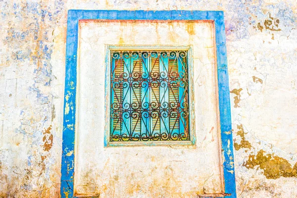 Puerta pintada tradicional antigua en un barrio histórico o medina, Túnez . — Foto de Stock