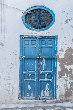 Geleneksel eski boyalı kapı bir tarihi bölge veya Medine, Tunisia.
