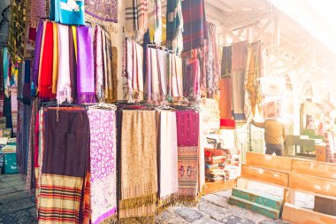 Çeşitli renkli bezler ve Kuzey Afrika'dan ipek