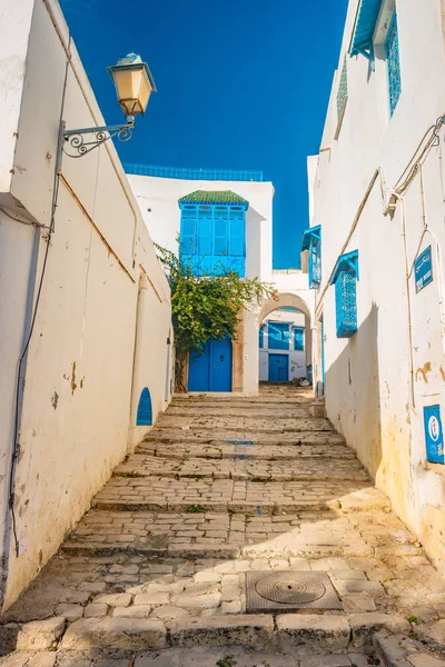 Sidi Bou Said, famoso pueblo con arquitectura tradicional tunecina . — Foto de Stock