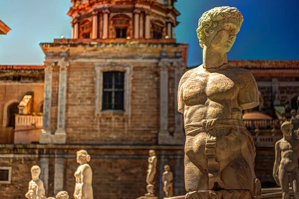Известный фонтан позора на площади Пьяцца Претория в стиле барокко, Палермо, Сицилия — стоковое фото