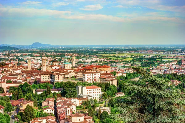 Blick auf die Altstadt citta alta von Bergamos vom Hügel San Vigilio. — Stockfoto