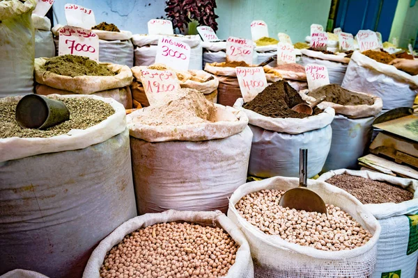 Ervas aromáticas, especiarias e condimentos no mercado oriental — Fotografia de Stock