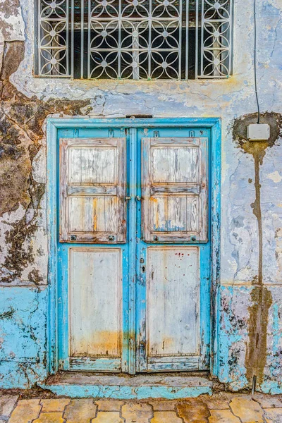 Puerta pintada tradicional antigua en un barrio histórico o medina, Túnez . — Foto de Stock