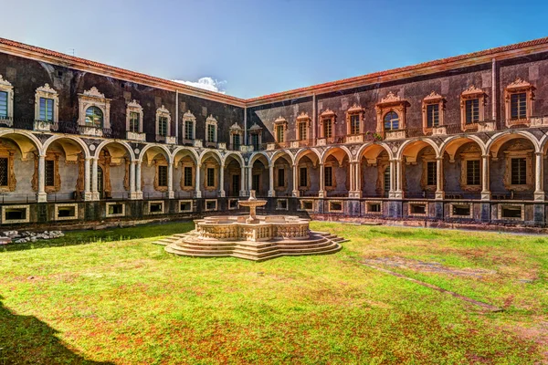 Cloister of the Benedictine Monastery of San Nicolo lArena in Catania, — Stock Photo, Image