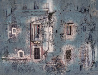 Kırmızı eski tuğla duvar ile windows ve yeşil sarmaşık