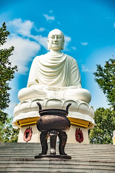 Buddha-Statue gegen den blauen Himmel. — Stockfoto