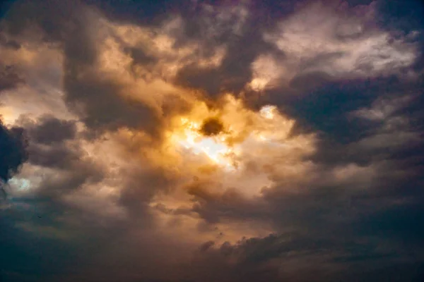 Formation de nuages doux, moelleux et colorés — Photo