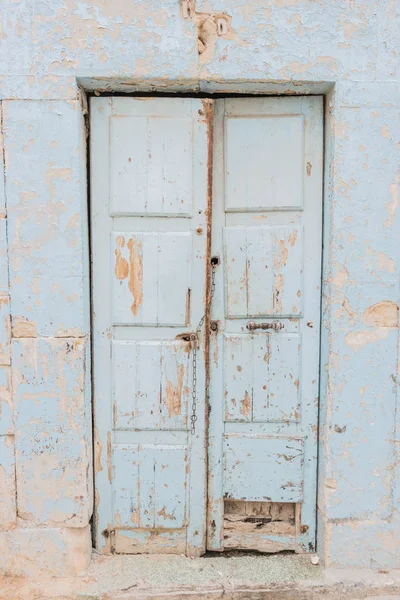 Puerta pintada tradicional antigua en un barrio histórico o medina, Túnez . — Foto de Stock