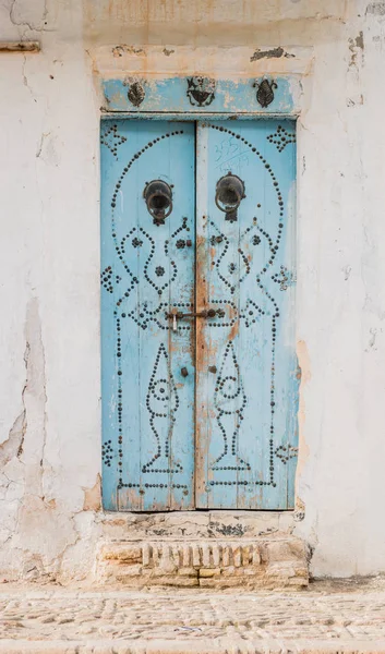 Traditionele oude beschilderde deur in een historische wijk of medina, Tunesië. — Stockfoto