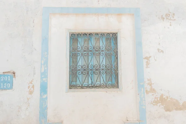 Puerta pintada tradicional antigua en un barrio histórico o medina, Túnez . — Foto de Stock