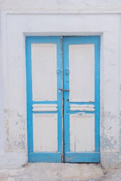 Puerta pintada tradicional antigua en un barrio histórico o medina, Túnez . — Foto de Stock