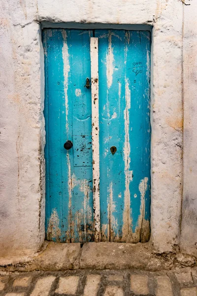 Puerta pintada tradicional antigua en un barrio histórico o medina, Túnez . — Foto de Stock