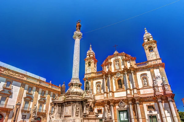 O obelisco-como Colonna dell Immacolata na praça San Domenico em Palermo, Sicília, Itália . — Fotografia de Stock