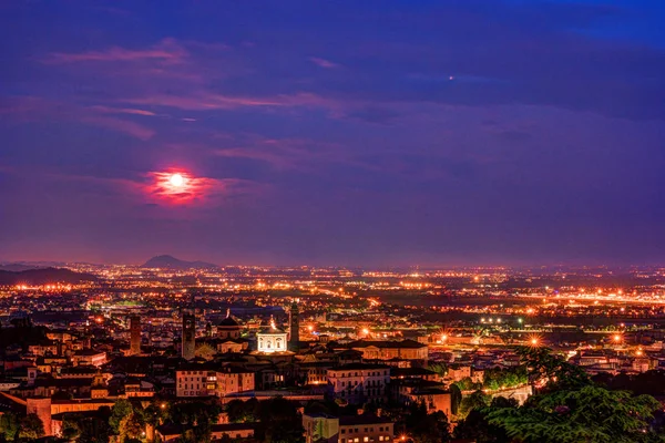 Vista en el casco antiguo Citta Alta de Bérgamo desde la colina de San Vigilio . — Foto de Stock