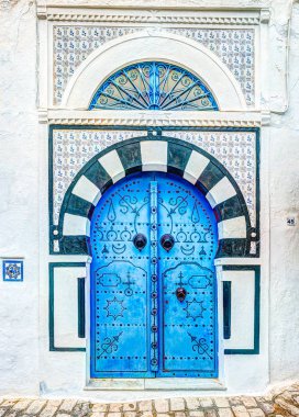 Geleneksel eski boyalı kapı bir tarihi bölge veya Medine, Tunisia.