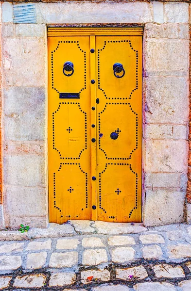 Puerta pintada tradicional antigua en un barrio histórico o medina, Túnez . — Foto de Stock