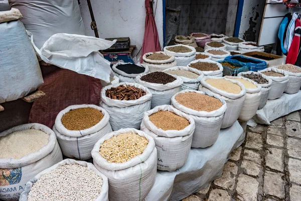 Hierbas, especias y condimentos en el mercado oriental — Foto de Stock