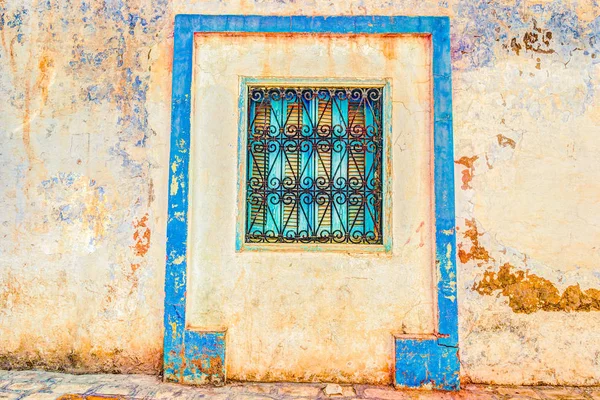 Tradycyjne Stare drzwi malowane w historycznej dzielnicy lub medina, Tunezja. — Zdjęcie stockowe