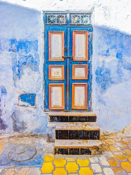 Puerta pintada tradicional antigua en un barrio histórico o medina, Túnez . — Foto de Stock