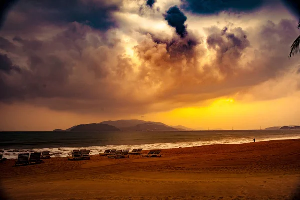 Natuur in de periode van de schemering, de zonsopgang of zonsondergang boven de zee met strand — Stockfoto