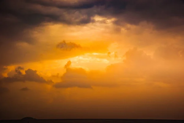 Formation de nuages doux, moelleux et colorés — Photo