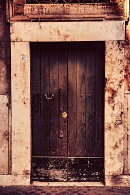 Geleneksel eski boyalı kapı