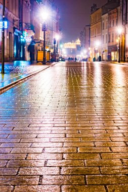 Gece sokak Krakow, Polonya.