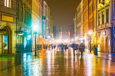 Gece sokak Krakow, Polonya.