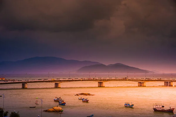 ベトナム。ニャチャン。カイ川の景色と都市 — ストック写真