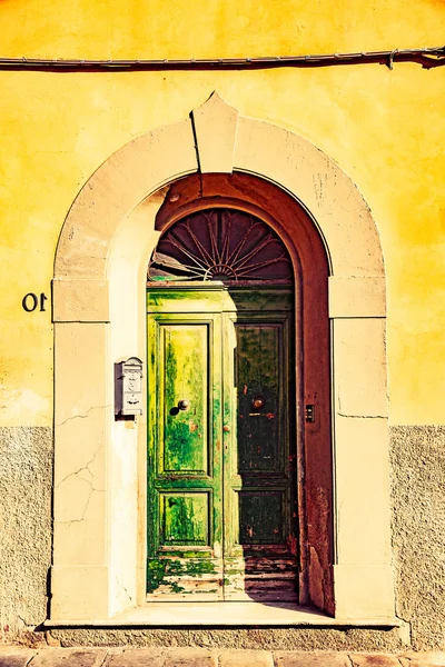 Traditionele oude beschilderde deur — Stockfoto