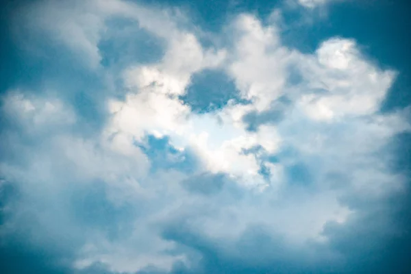 Formation de nuages doux, moelleux et colorés — Photo