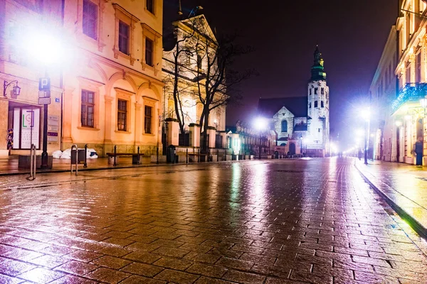 夜间的街道在克拉科夫，波兰. — 图库照片