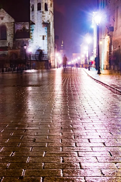 Natt gatan i Krakow, Polen. — Stockfoto