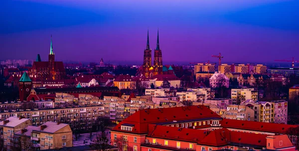 V noci osvětlené panorama starého města ve Vratislavi. — Stock fotografie