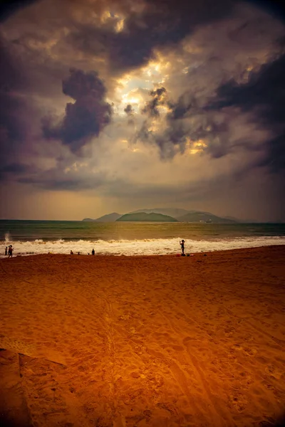 Natureza no período crepúsculo, nascer do sol ou pôr do sol sobre o mar com praia — Fotografia de Stock