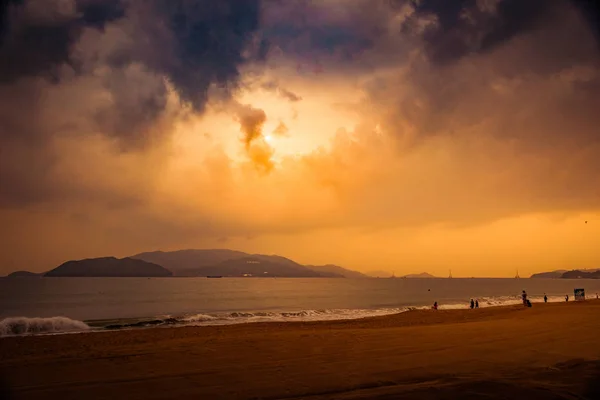 Природи в сутінки період, Схід або захід сонця над моря з пляжем — стокове фото