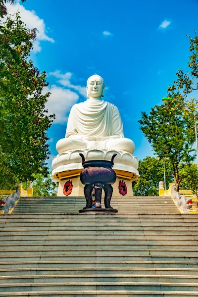 Buddha-Statue gegen den blauen Himmel. — Stockfoto