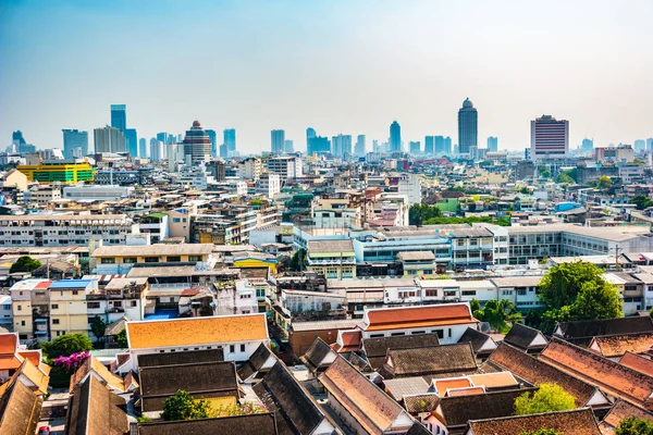 Vue aérienne du monastère de Bangkok et des immeubles de bureaux modernes — Photo