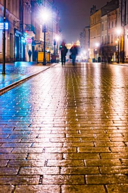 Gece sokak Krakow, Polonya.