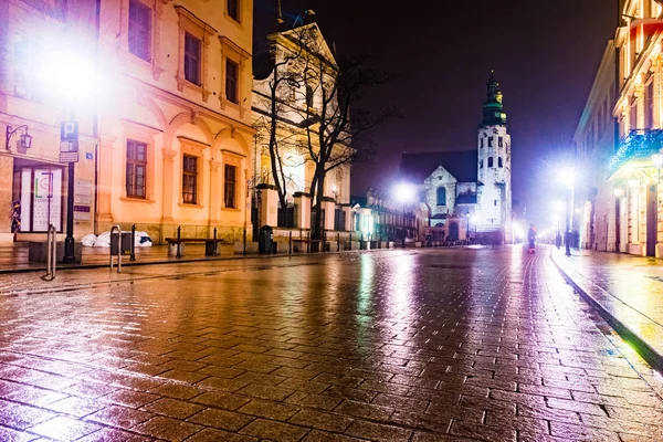 Nacht straat in de Krakow, Polen. — Stockfoto