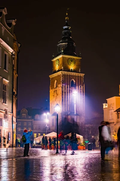 Nacht straat in de Krakow, Polen. — Stockfoto