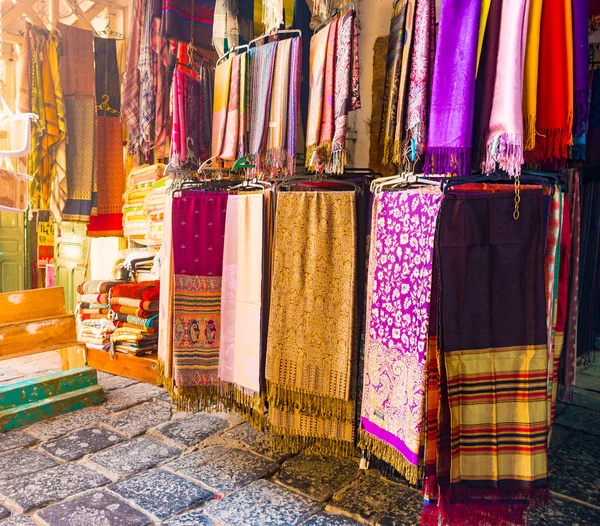 Eine Vielzahl farbiger Tücher und Seiden aus Nordafrika — Stockfoto