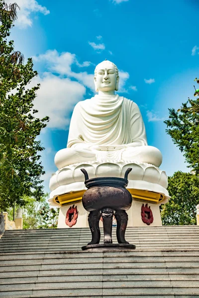 Statuia lui Buddha pe cerul albastru . — Fotografie, imagine de stoc