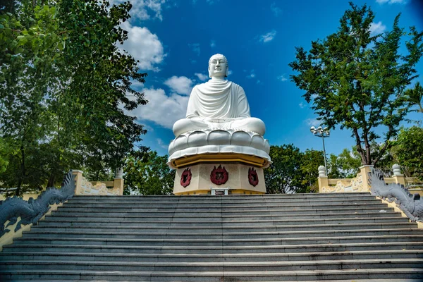 Statuia lui Buddha pe cerul albastru . — Fotografie, imagine de stoc